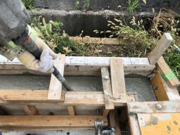 バイブレーターでしっかり締め固めます