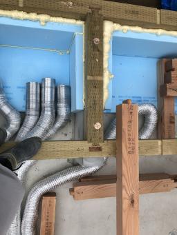 床組の前に断熱材、ダクトを敷きこみます