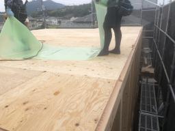 屋根断熱を採用の為2階に1枚合板を張ります