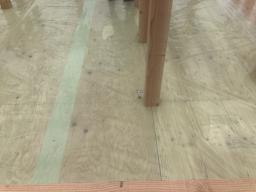 合板の上に気密シートを張ります