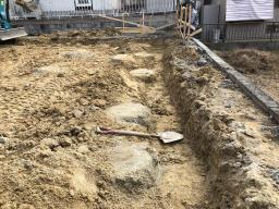 床付　柱部分を残して掘っていきます