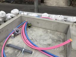 床下配管を先に敷きこみます