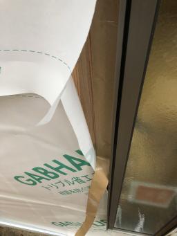 サッシ周り　両面ブチルテープで接着させます