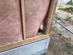 ホールダウン金物により基礎と柱を緊結して地震時の倒壊を防ぎます