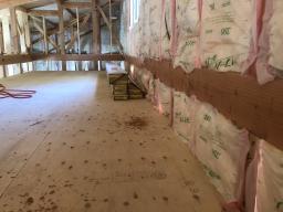 壁はグラスウールです