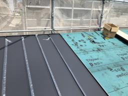 ガルバニウム鋼板葺　施行中