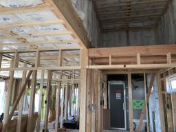 ロフトがあるのでグルリと巻き込みます